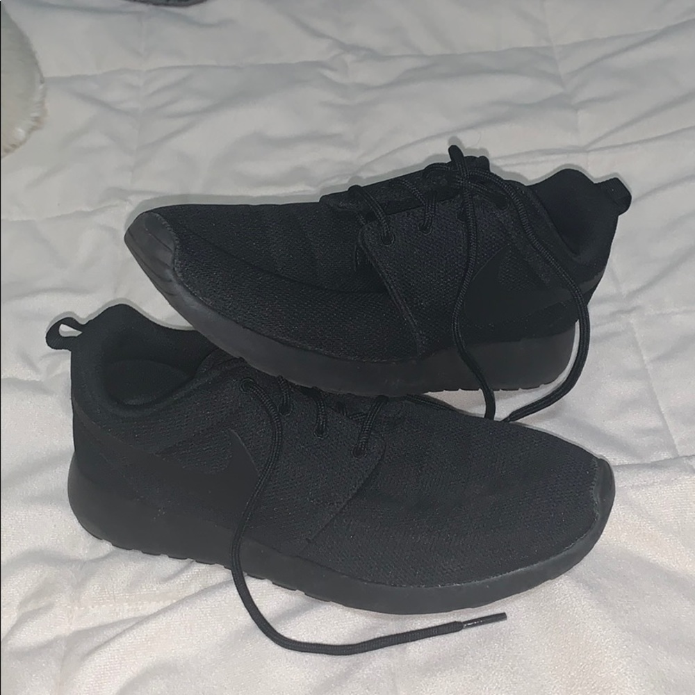 Nike Roche One All Black Shoe